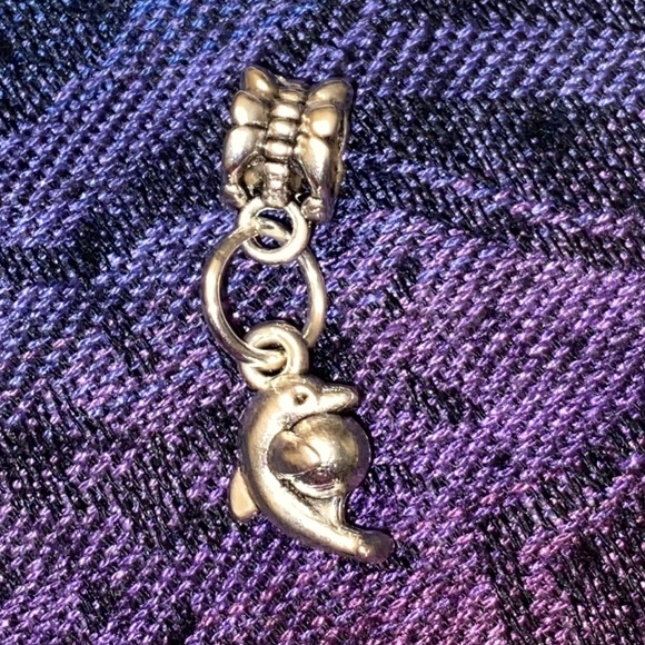 5/$10❤️❤️❤️NWTs Tibetan Silver Dolphin Charm - Picture 2 of 3